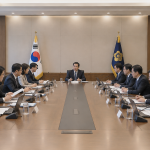 정부 대회의실에서 관계부처 관계자들이 참석한 가운데 전략 회의가 열리는 모습