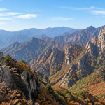 설악산 권금성 일대의 암벽 능선과 가을 산 풍경