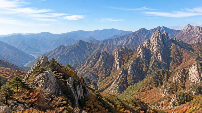 설악산 권금성 일대의 암벽 능선과 가을 산 풍경