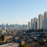 서울 시내 오래된 주택가와 신축 아파트 단지 전경