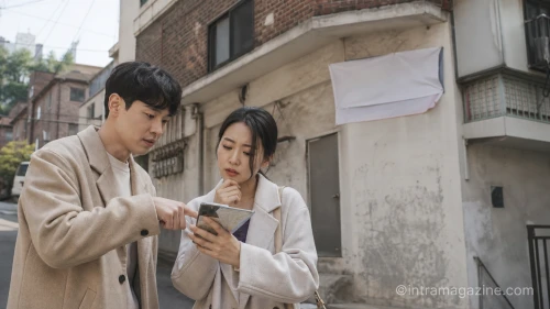 신혼집을 구하는 젊은 부부가 재개발 가능성이 있는 빌라 앞에서 고민하고 있다