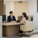 은행 영업점 창구에서 금융 상담을 진행 중인 직원의 모습