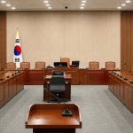 국회 정무위원회 국정감사장이 정돈되어 있는 회의장 내부 전경