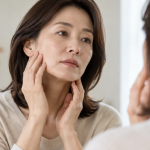 환절기 피부 탄력 변화를 점검하는 중년 여성