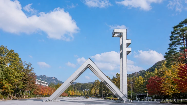 서울대학교 정문 조형물 전경