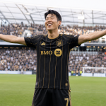 LAFC 유니폼을 입은 손흥민이 득점 후 기뻐하며 포효하고 있다.