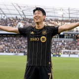 LAFC 유니폼을 입은 손흥민이 득점 후 기뻐하며 포효하고 있다.