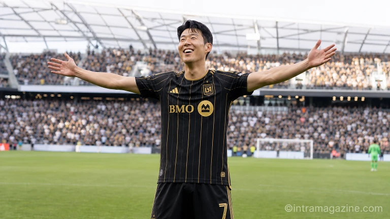 LAFC 유니폼을 입은 손흥민이 득점 후 기뻐하며 포효하고 있다.