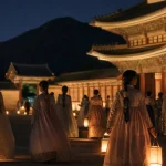 한복을 입은 관람객들이 설화수 초롱을 들고 경복궁의 야경을 즐기는 모습
