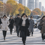 찬바람이 부는 도심 출근길에서 옷깃을 여미며 횡단보도를 건너는 시민들의 모습이 담긴 오늘날씨 현장