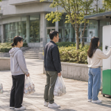 주민센터 인근에 설치된 재활용품 무인회수기 앞에 줄을 서서 차례를 기다리는 이용자들의 모습