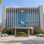 경찰청 본청 건물 외경과 정문에 정차된 순찰차의 모습