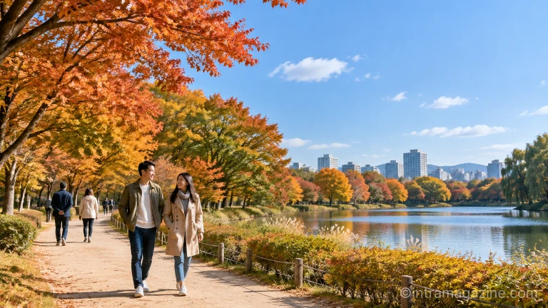 가을철 맑은 날씨 속에 공원을 산책하는 사람들의 모습
