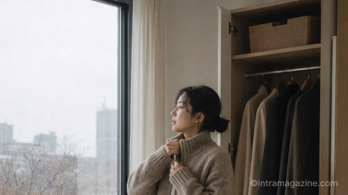 쌀쌀한 날씨에 대비해 두꺼운 옷을 준비하는 모습