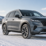 SUV 차량에 장착된 윈터 아이셉트 에보4 타이어의 트레드 패턴과 휠 외관