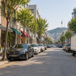 서울 용산구 골목상점가 도로변에 차량들이 주정차되어 있는 낮 거리 모습